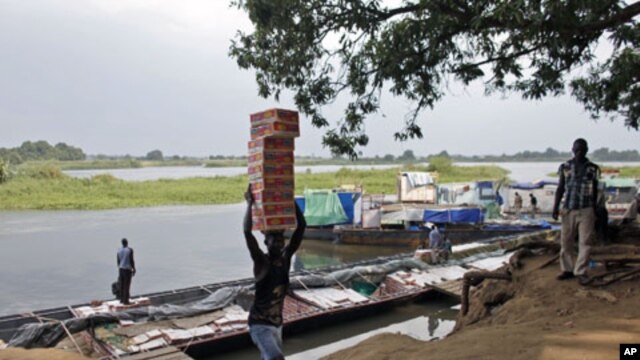 A returnee from North Sudan unloads belonging from a ship in a port of White Nile river in Juba, South Sudan, July 2011. (file photo)