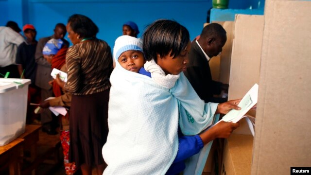 Cử tri đang bỏ phiếu tại một phòng phiếu ở thành phố Gatundu, Kenya 4/3/13