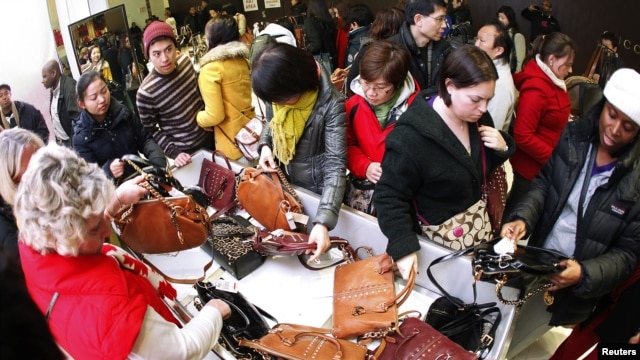 Millones de estadounidenses invadieron las tiendas tras disfrutar el feriado del Día de Acción de Gracias.