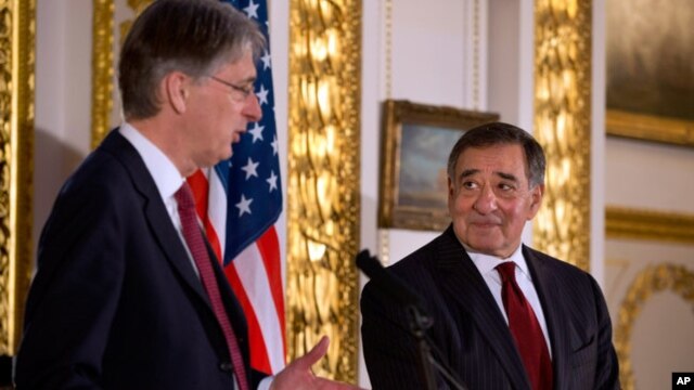 Leon Panetta, Filipp Xammond, Britaniya Mudofaa rasmiysi shanba Londonda jurnalistlar savollariga javob berdi.
