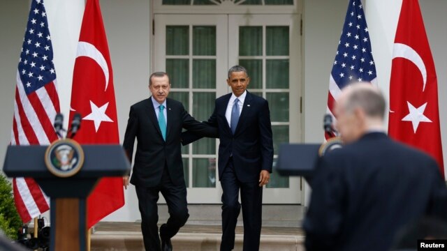 Tổng thống Hoa kỳ Barack Obama (phải) và Thủ tướng Thổ Nhĩ Kỳ Recep Tayyip Erdogan tại cuộc họp báo ở Tòa Bạch Ốc