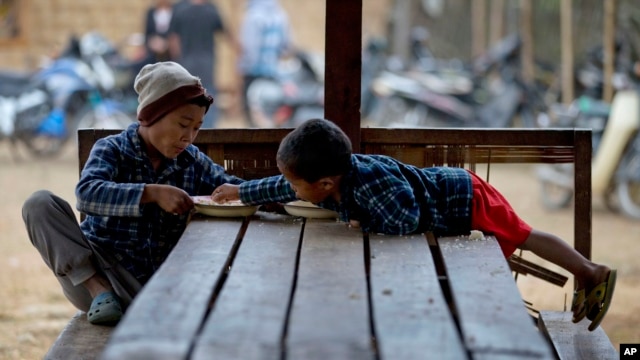 Trẻ em sắc tộc Kachin tại một trại dành cho người thất tán ở Myitkyina, phía bắc tiểu bang Kachin, Miến Điện, ngày 13/2/2013.