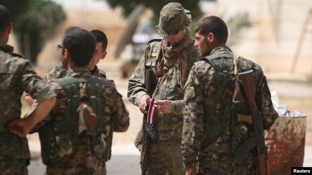 Theo Ðài quan sát Nhân quyền Syria, các binh sĩ Syria đã tiến đến “ranh giới” của tỉnh Raqqa, với sự yểm trợ của không quân Nga.