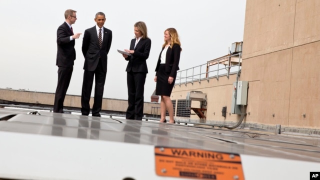 El presidente Barack Obama recorre los paneles solares dispuestos en el techo del departamento de Energía.