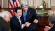 Ngoại trưởng Mỹ John Kerry giới thiệu Chủ tịch Trương Tấn Sang của Việt Nam với Mỹ Đại diện Thương mại Hoa Kỳ Mike Froman (phải) tại Bộ Ngoại giao ở Washington, ngày 24/7/2013.