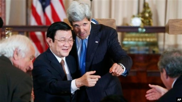Ngoại trưởng Mỹ John Kerry giới thiệu Chủ tịch Trương Tấn Sang của Việt Nam với Mỹ Đại diện Thương mại Hoa Kỳ Mike Froman (phải) tại Bộ Ngoại giao ở Washington, ngày 24/7/2013. 