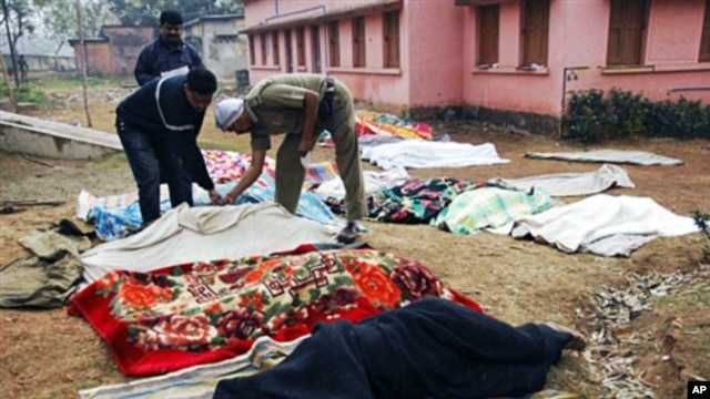 An Indian official inspects bodies covered by blankets in West Midnapore district's Sildha, West Bengal state, 16 Feb 2010