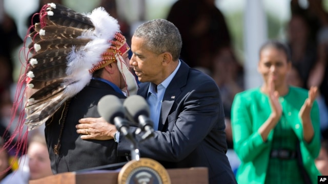Tổng thống Obama và đệ nhất phu nhân Michelle đến thăm Bộ lạc Sioux ở Cannon Ball, ND, Thứ Sáu, 13/6/2014.