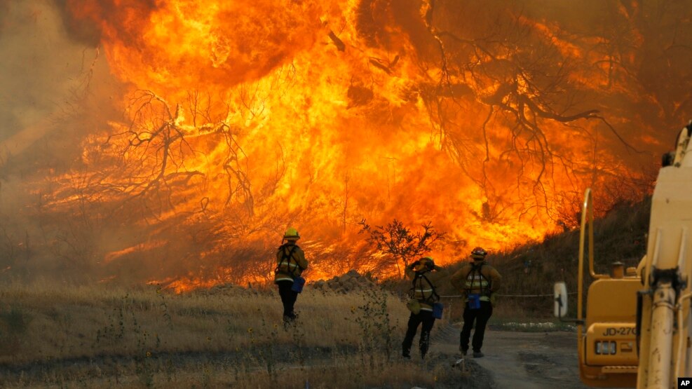 El incendio forestal en el cañón Placerita en Santa Clarita, California, el lunes, 25 de julio de 2016, ha forzado a miles de residentes a evacuar sus casas.