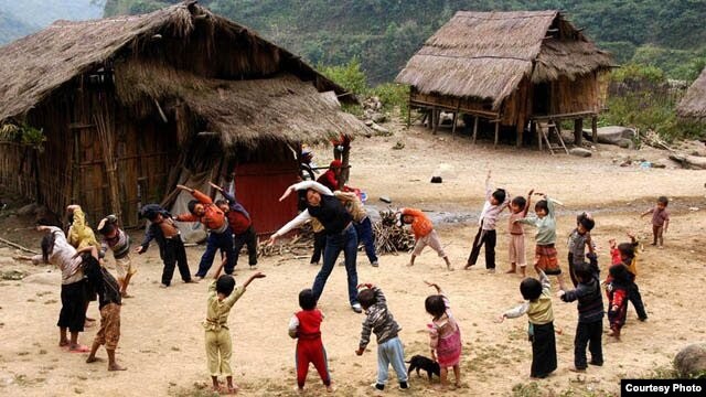 Cơm Có Thịt giúp đỡ các trẻ em vùng cao ở độ tuổi 3,4 có một bữa ăn có thịt.