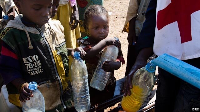 Distribution d'eau par le CICR aux enfants qui, avec leurs parents, ont fui Ndélé