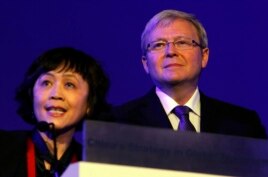 2010年11月中国财新传媒总编辑胡舒立在一次会议上介绍澳大利亚外长陆克文