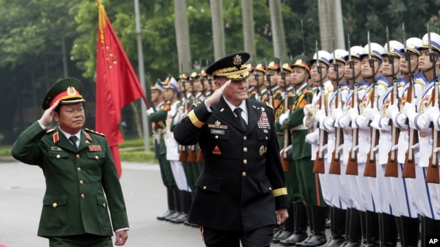 Tướng Martin Dempsey, Tổng tham mưu trưởng Liên quân Hoa Kỳ và Tướng Đỗ Bá Tỵ duyệt hàng quân danh dự tại Hà Nội, ngày 14/8/2014. 