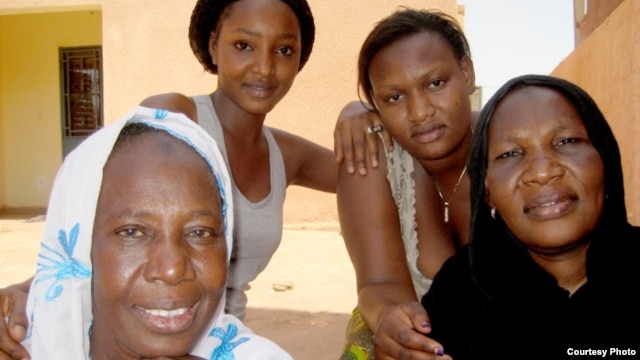 Mali women, displaced from the north, find shelter in Bamako. Credit: IDMC