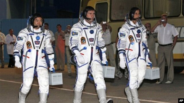 Astronautkinja iz SAD Sunita Vilijams (desno), Rus Juri Malenčenko (centar) i Japanac Akihito Hošide (levo), 15. jul 2012.