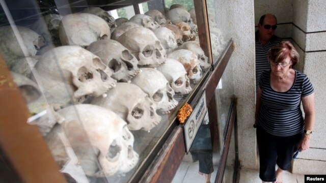 Du khách tham quan viện bảo tàng với xương của hơn 8.000 nạn nhân chế độ Khmer Đỏ tại Choeung Ek (Cánh đồng chết), tháng 10/2013. 