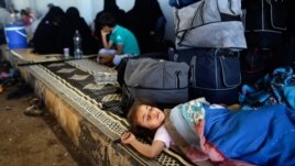 Des déplacés syriens espérant entrer en Turquie