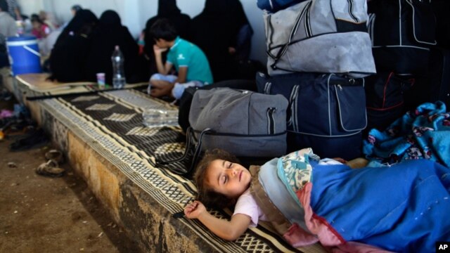 Des déplacés syriens espérant entrer en Turquie