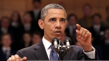 Prezidan ameriken an Barack Obama k ap pale devan envite yo nan Waterfront Hall la nan Belfast, Ireland Di Nò, 17 jen 2013 la. 