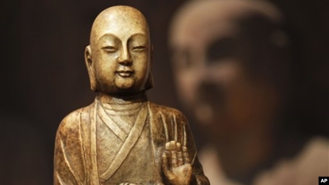 Patung dari Dinasti Tang, yang dihormati oleh masyarakat Tiongkok karena pencapaian budaya dan sains, dan sekarang namanya dipakai untuk Hadiah Nobel versi Asia. (AP/Sang Tan)