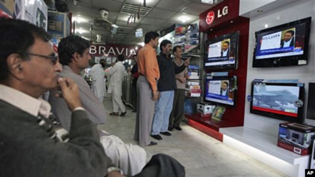 People watch Wikileaks memos at an electronic shop in Karachi, Pakistan, 02 Dec 2010