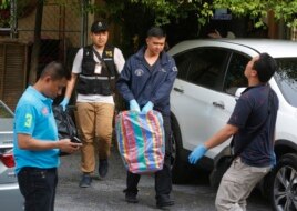 Cảnh sát Thái Lan thu thập bằng chứng từ một căn hộ ở ngoại ô Bangkok, ngày thứ bảy 29/8/2015.
