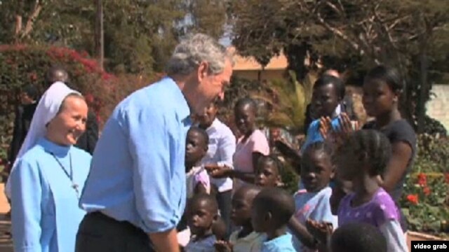 Cựu tổng thống George W. Bush thăm viện mồ côi ở Zambia
