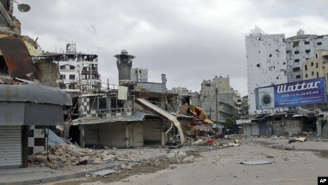 United Nations' observers visit the al-Khaldia neighborhood to view damage, in Homs, Syria, May 3, 2012.
