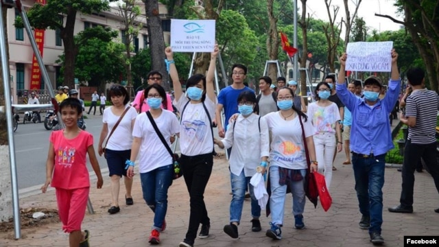 Người biểu tình Việt Nam xuống đường ở Hà Nội.