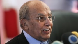 Head of the preparatory committee for Yemen's National Dialogue Conference, Abdul-Kareem al-Eriani addresses a news conference in Sanaa November 17, 2012.