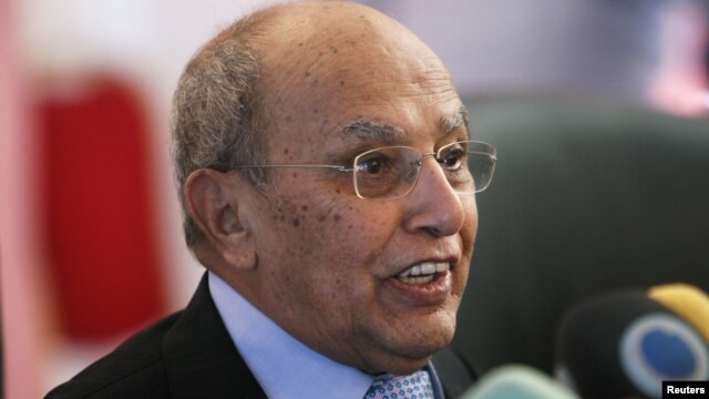 Head of the preparatory committee for Yemen's National Dialogue Conference, Abdul-Kareem al-Eriani addresses a news conference in Sanaa November 17, 2012.