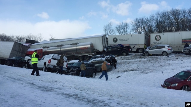 Más de 60 vehículos chocaron el sábado, 13 de febrero de 2016, en una ruta interestatal en Pennsylvania, este de EE.UU. en medio de una nevada.