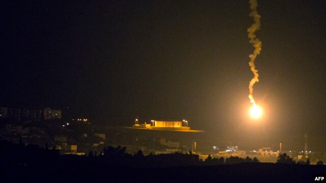 Kilatan api dari roket yang ditembakkan Israel di Jalur Gaza (7/7). (AFP/Jack Guez)
