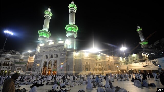 Người hành hương cầu nguyện buổi sáng tại Thánh địa Mecca, ngày 13/10/2013.