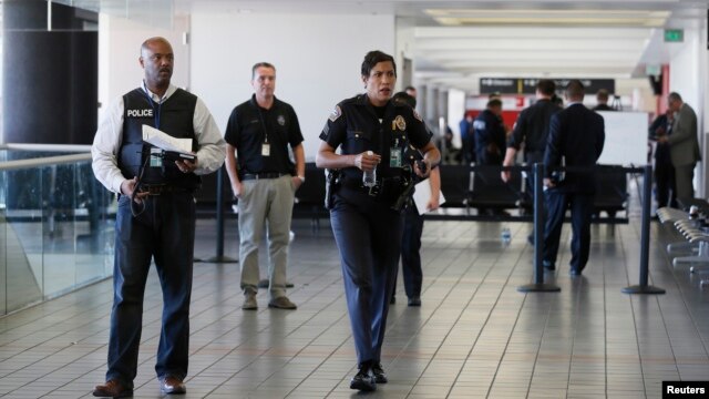 Cảnh sát đi xung quanh nhà ga số 3 sau vụ nổ súng chết người tại sân bay Los Angeles (LAX), California, 1/11/2013