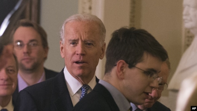 Wakil Presiden Joe Biden (tengah) bersama para senator partai Demokrat bergegas menuju ruang rapat Senat partai Demokrat untuk membahas lebih lanjut kompromi jurang fiskal di Capitol Hill (31/12).