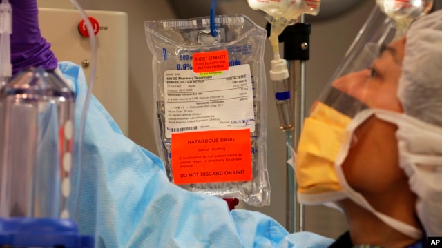 Thuốc hóa trị được chuẩn bị cho một bệnh nhân ung thư gan tại Viện Y tế Quốc gia ở Bethesda, Maryland.