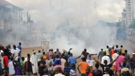 Des jeunes protestent à Conakry le 28 sep. 2012