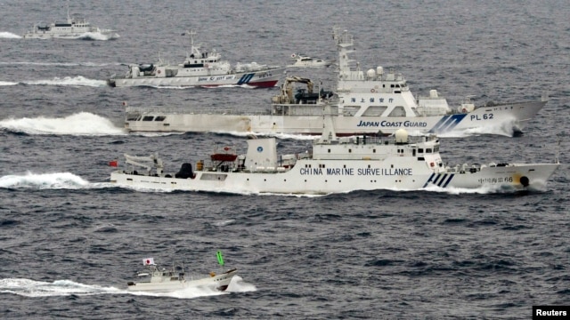 Một cuộc đối đầu của tàu hải giám Trung Quốc và Nhật Bản ở biển Hoa Đông năm 2013. Quân đội Trung Quốc cũng cảnh báo nguy cơ xảy ra bất ổn và chiến tranh trên vùng biển tranh chấp với Nhật Bản này.