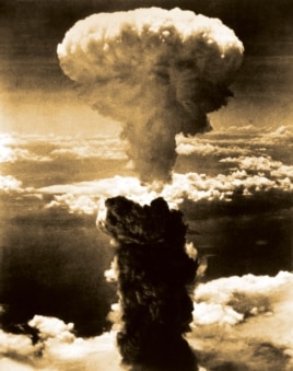 美军投下的原子弹在日本长崎爆炸后形成的蘑菇云(1945年8月9日)