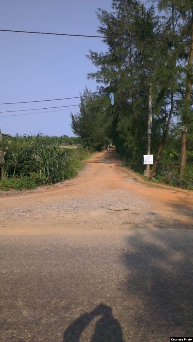 Đường đất đỏ chạy từ tỉnh lộ 64 thẳng xuống biển. Bên trái con đường là đất đai canh tác của làng Phú Hội, bên phải là của làng Hà Tây (dự kiến thu hồi để giao cho Cty C.P. Việt Nam). Khu đất dự án nằm song song với tỉnh lộ 64 (cách mép đường đỏ vài chục mét)