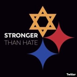 El logo de los Pittsburgh Steelers de la NFL, fue adaptado para honrar a las víctimas de la sinagoga Tree of Life, asesinados en un tiroteo el sábado. La Estrella de David, reemplaza la primera de las tres estrellas de cuatro puntas del logo original. El mensaje dice "Más fuertes que el odio". Mucha gente lo está utilizando en lugar de sus fotografías en redes. El equipo expresó sus condolencias a la congregación afectada.
