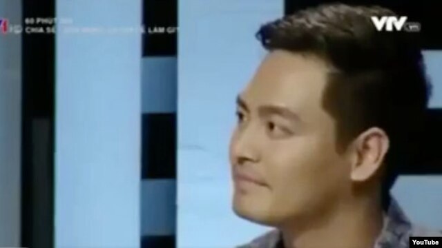 MC Phan Anh trong chương trình '60 phút mở' với cuộc tranh luận 'Chia sẻ trên mạng xã hội để làm gì?'