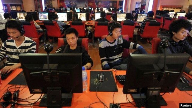 Người sử dụng internet tại một quán cà phê internet ở thành phố Hợp Phì, tỉnh An Huy, Trung Quốc.