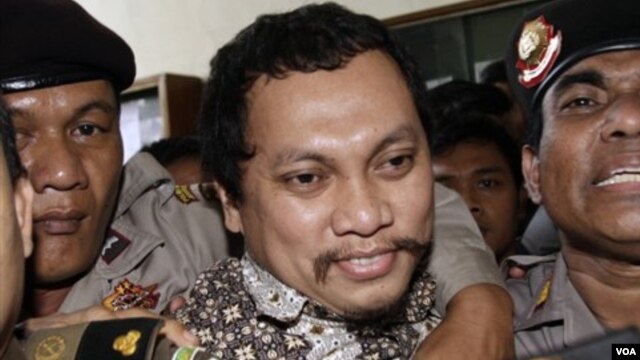 Gayus Tambunan, terdakwa kasus korupsi mafia pajak saat menghadiri sidang vonis penjatuhan hukumannya (foto: dok). Kebijakan pemberian remisi oleh pemerintah dinilai menguntungkan para koruptor.