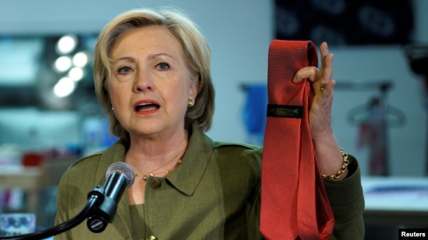 Bà Hillary Clinton cầm một cà vạt mang nhãn hiệu Donald Trump sản xuất tại Trung Quốc, 3/8/2016.