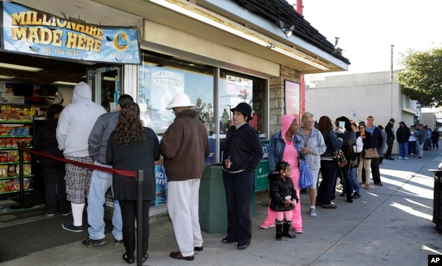 Khách hàng đứng chờ mua vé số Powerball ở thành phố Hawthorne, bang California, ngày 8 tháng 1, 2016.