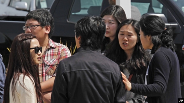 Des étudiants de l'université Oikos lors de la tuerie le 2 avril 2012 