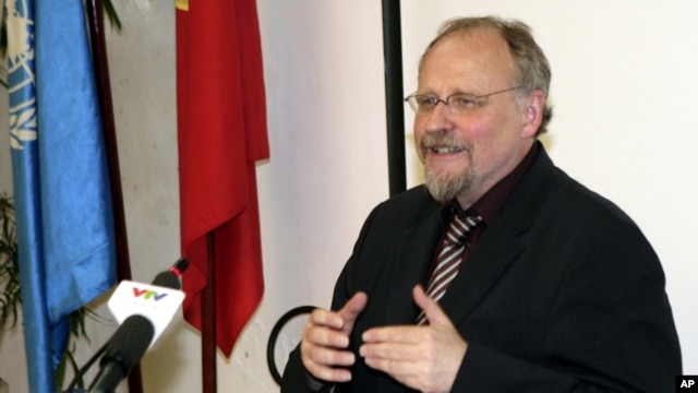 Báo cáo viên Đặc biệt của Liên Hiệp Quốc về tự do tôn giáo, tín ngưỡng Heiner Bielefeldt phát biểu trong một cuộc họp báo tại Hà Nội, ngày 31/7/2014.