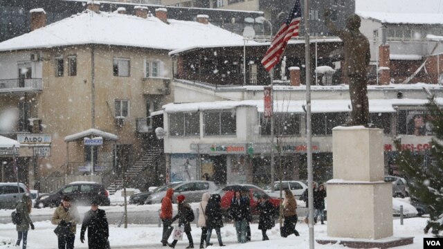 Bức tượng cựu Tổng thống Bill Clinton trên đại lộ Bill Clinton ở Pristina, Kosovo, ngày 18/1/2016.